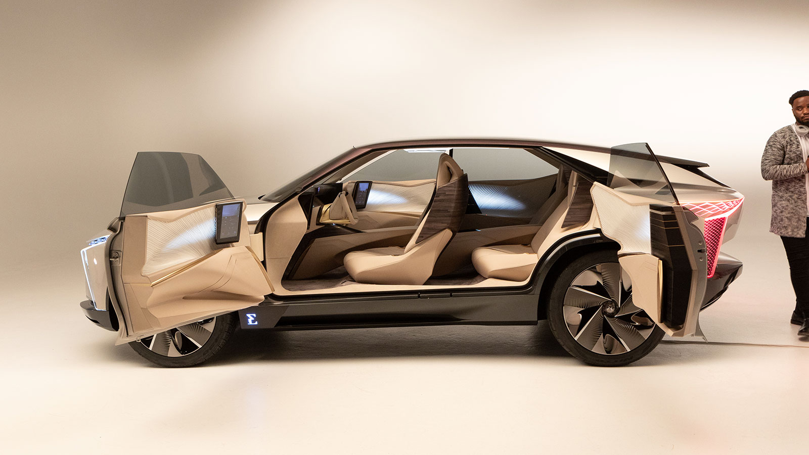 Gesture control by Ultraleap inside luxGroupe PSA DS Automobile concept car with Ultraleap